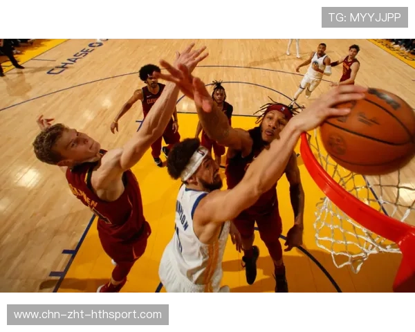 库里持球突破妙传汤神，勇士外线三分雨落