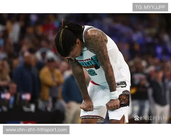 莫兰特反击中上演360度转身扣篮，灰熊主场气氛瞬间点燃